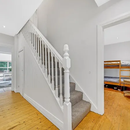 Spacious Coastal With Games - Sleeps 10 別荘