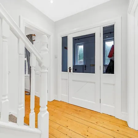 Сasa de vacaciones Spacious Coastal With Games - Sleeps 10 Rathmullan