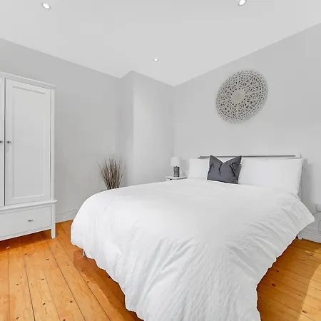 Holiday home Luxury With Games - Sleeps 10 *
