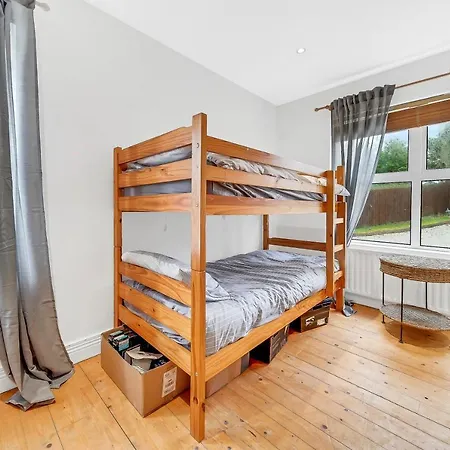 Spacious Coastal With Games - Sleeps 10 別荘 *