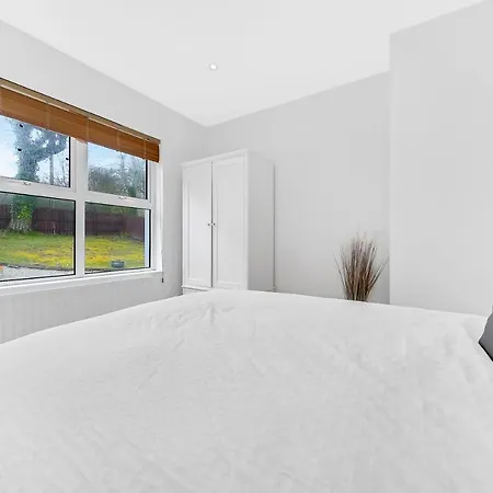 Nyaraló Spacious Coastal With Games - Sleeps 10