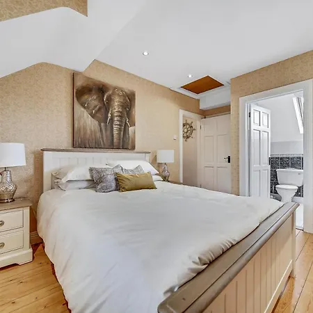 Сasa de vacaciones Spacious Coastal With Games - Sleeps 10 *