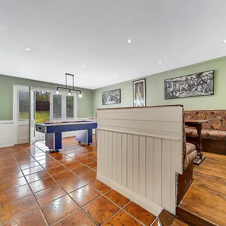 Luxury With Games - Sleeps 10 Holiday home *
