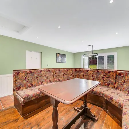 Spacious Coastal With Games - Sleeps 10 Rathmullan