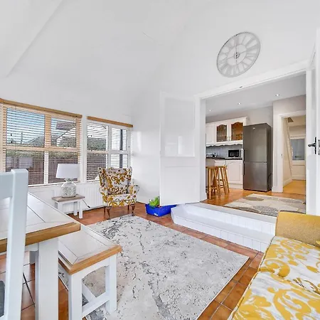 別荘 Spacious Coastal With Games - Sleeps 10 *