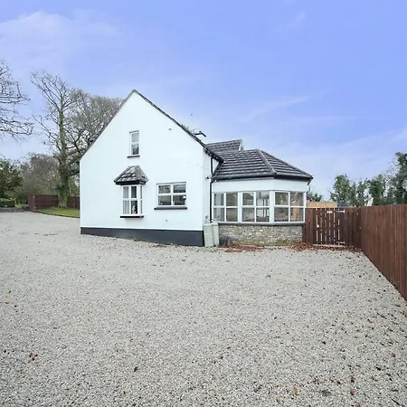 Spacious Coastal With Games - Sleeps 10 * Rathmullan