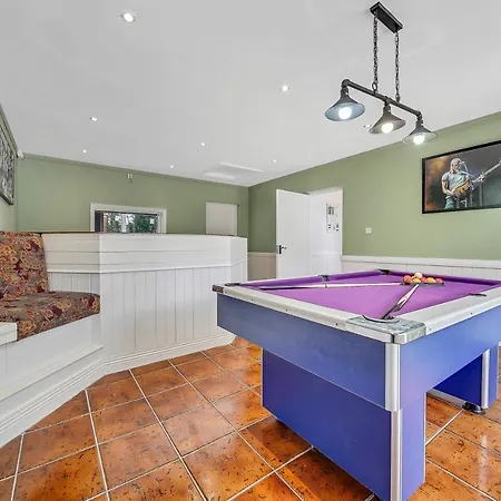 Spacious Coastal With Games - Sleeps 10