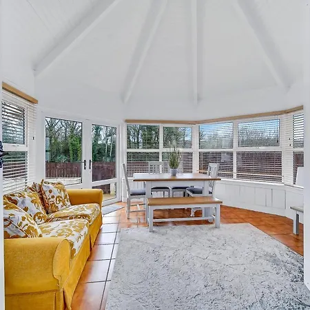 Spacious Coastal With Games - Sleeps 10 Nyaraló