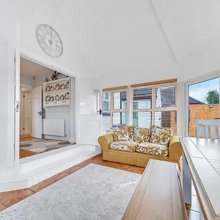 Spacious Coastal With Games - Sleeps 10 * Rathmullan