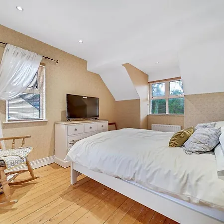 Spacious Coastal With Games - Sleeps 10 Nyaraló