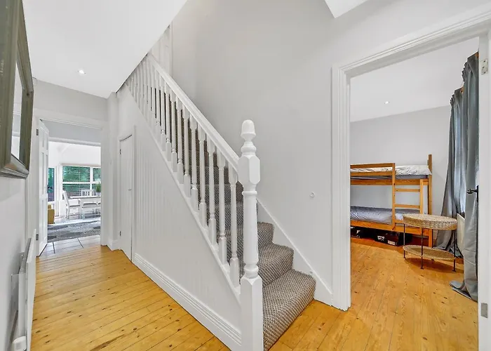 Spacious Coastal With Games - Sleeps 10 Semesterbostad