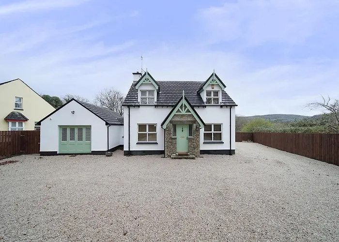 Spacious Coastal With Games - Sleeps 10 度假居