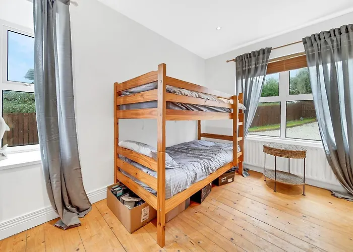 Spacious Coastal With Games - Sleeps 10 度假居 *