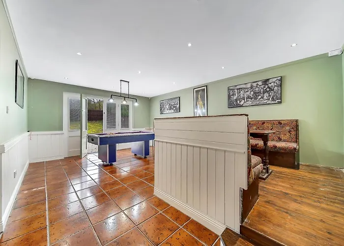 Spacious Coastal With Games - Sleeps 10 度假居 *