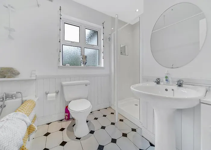 Spacious Coastal With Games - Sleeps 10 度假居