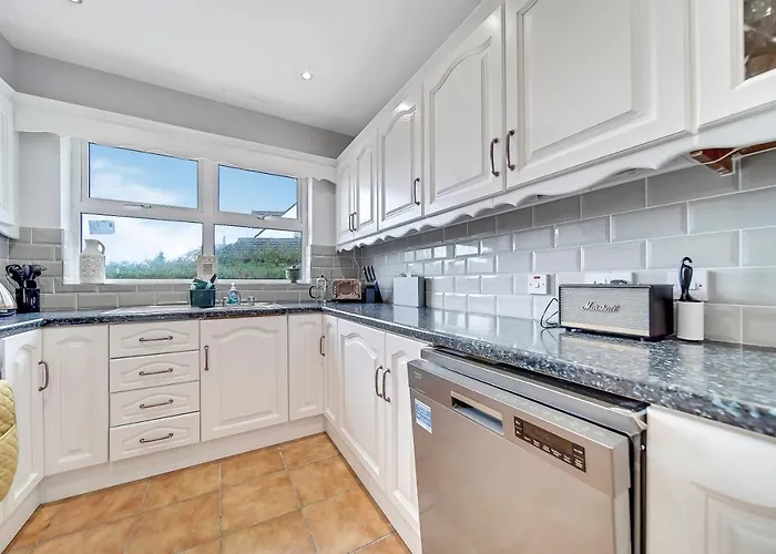 Spacious Coastal With Games - Sleeps 10 度假居