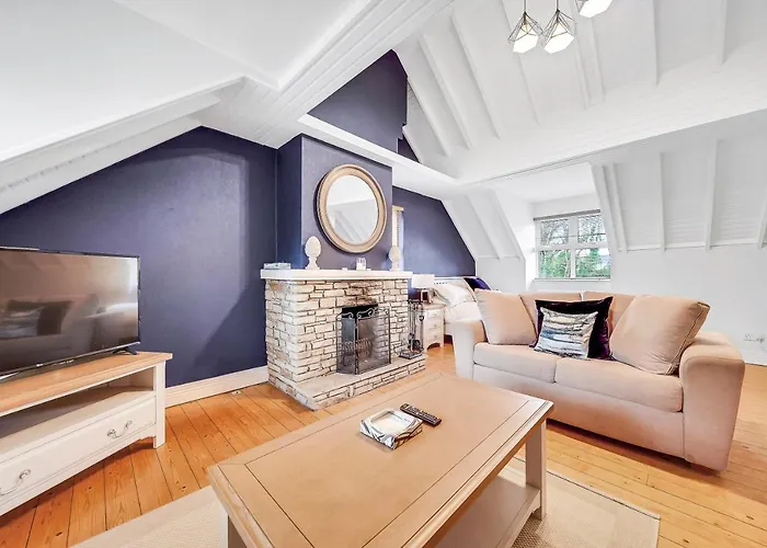 Spacious Coastal With Games - Sleeps 10 度假居