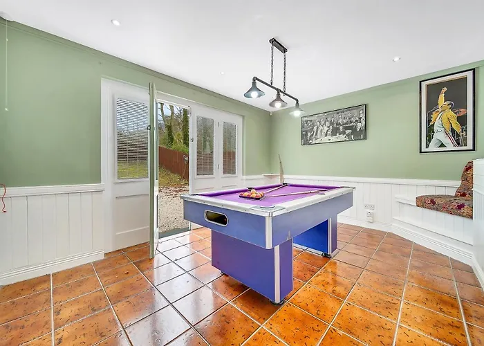 Spacious Coastal With Games - Sleeps 10 *