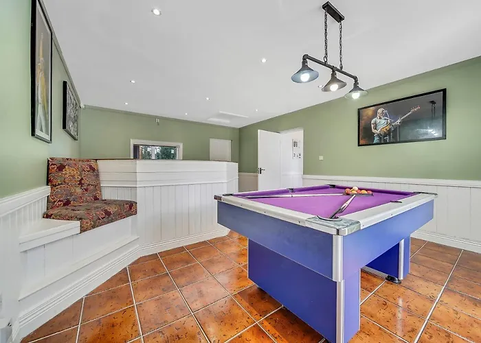 Spacious Coastal With Games - Sleeps 10