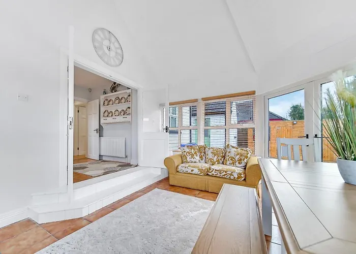 Spacious Coastal With Games - Sleeps 10 * Rathmullan