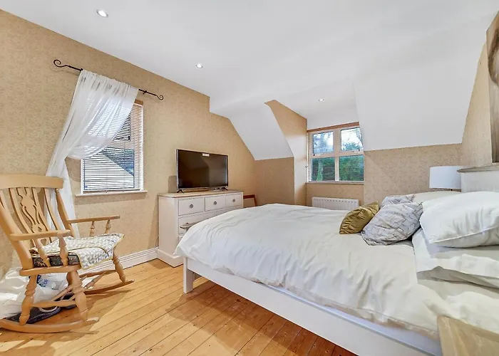 Spacious Coastal With Games - Sleeps 10 度假居