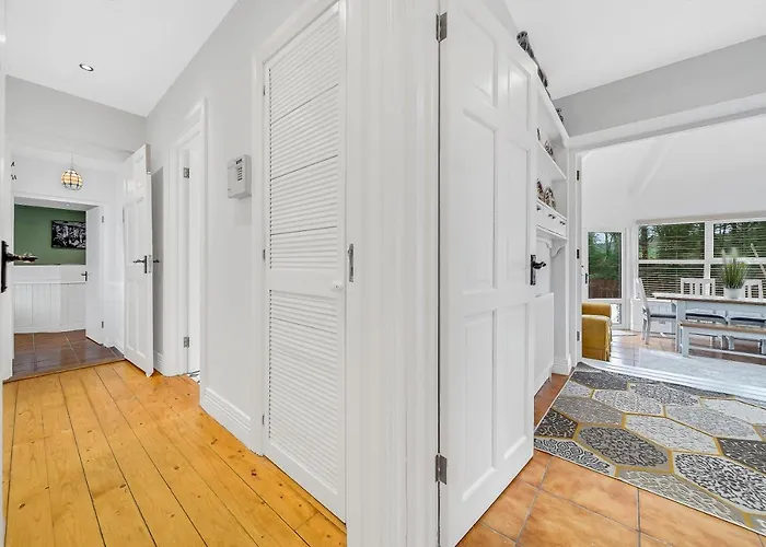 Spacious Coastal With Games - Sleeps 10 *